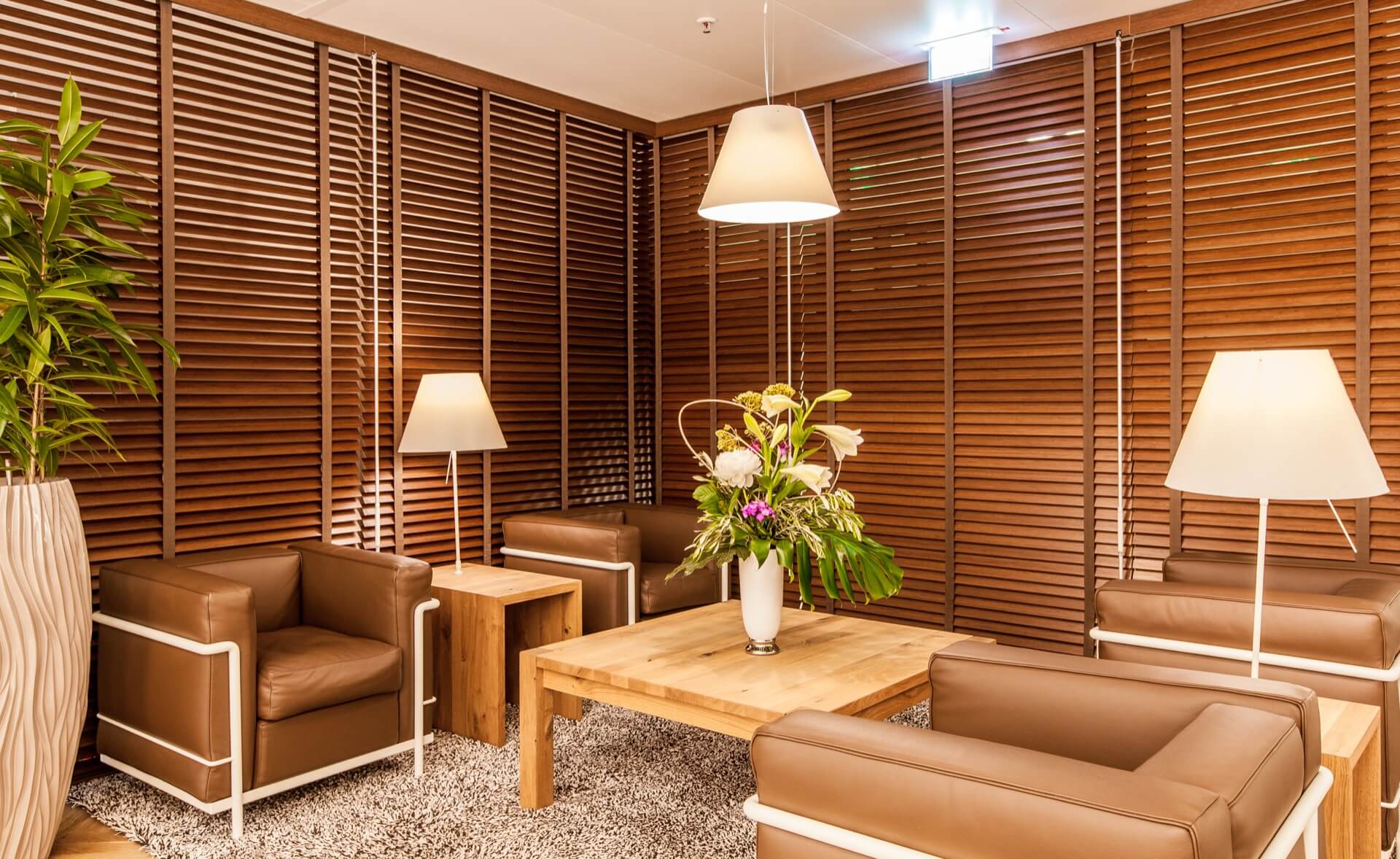 Lounge und Wartebereich im Hamburger Büro von Niko Gerken